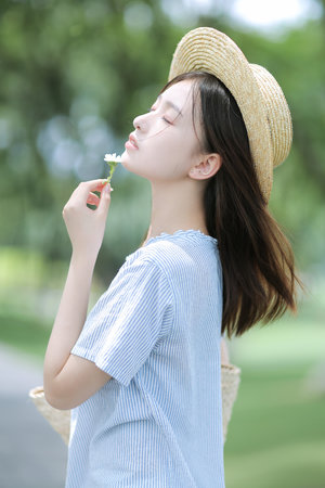 两个粗大阳具在蜜穴里用力抽插