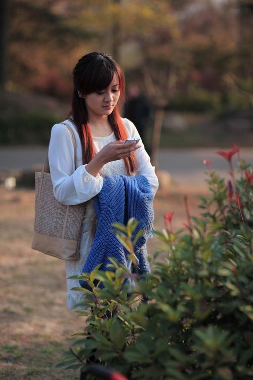 女孩回应爬全楼帮奶奶找推车