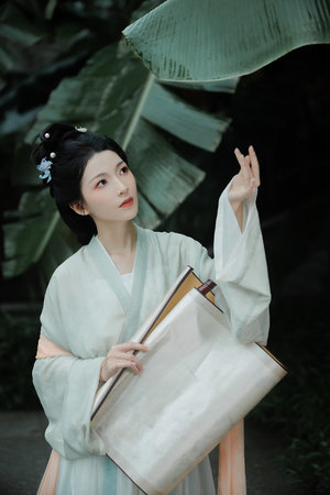 成熟老者品尝女性花蕊的影片